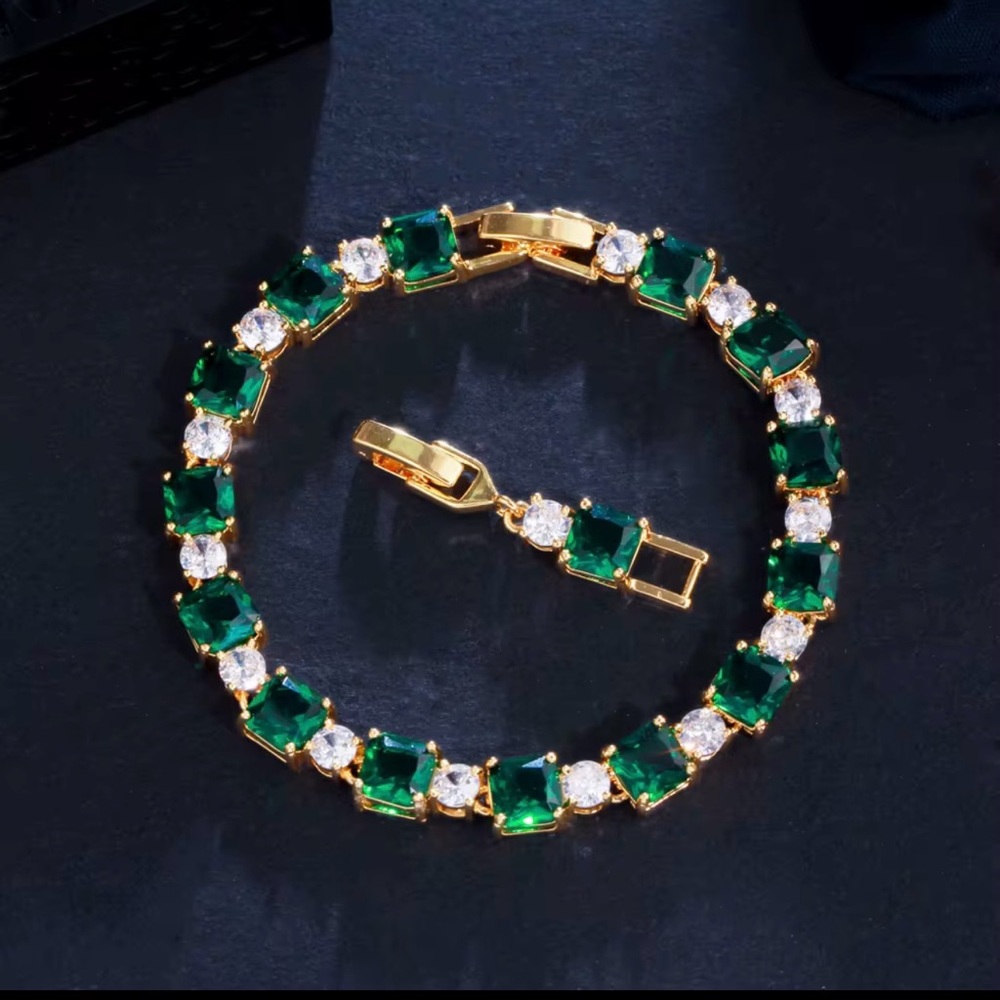 Luxurious Gold and Green Gemstone Bracelet